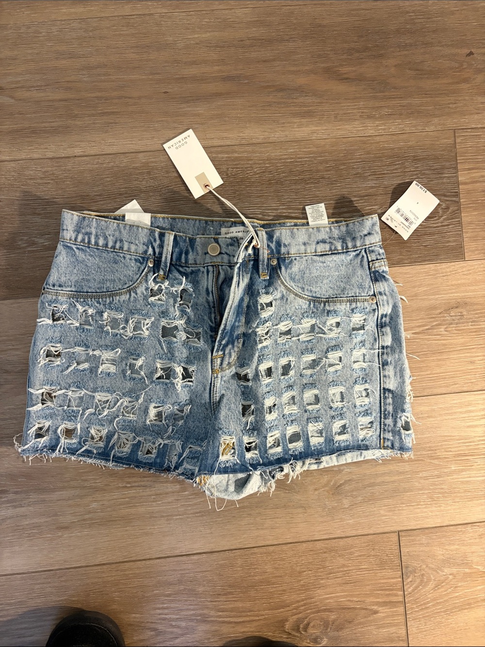 Good American Light Blue Distressed Denim Shorts 6 nwt